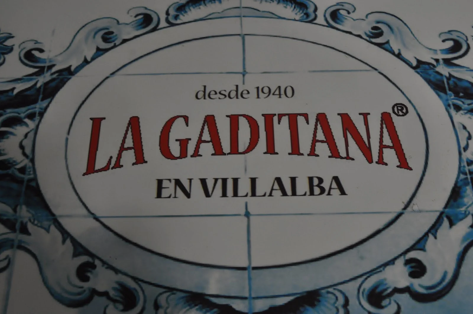 Azulejo de la entrada: La Gaditana en Villalba, desde 1940
