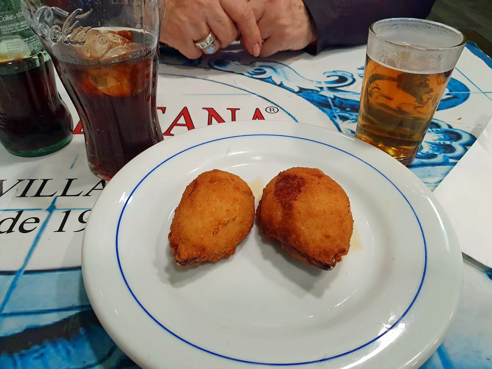 Croquetas caseras en plato de la casa