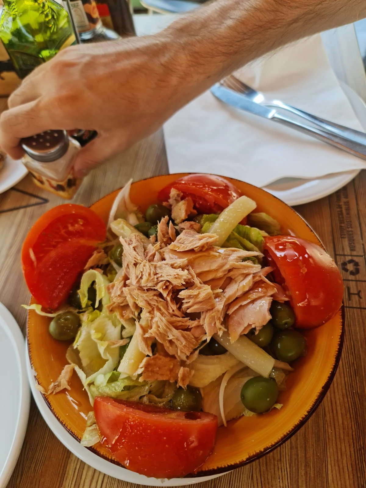 Ensalada mixta con atún y tomate