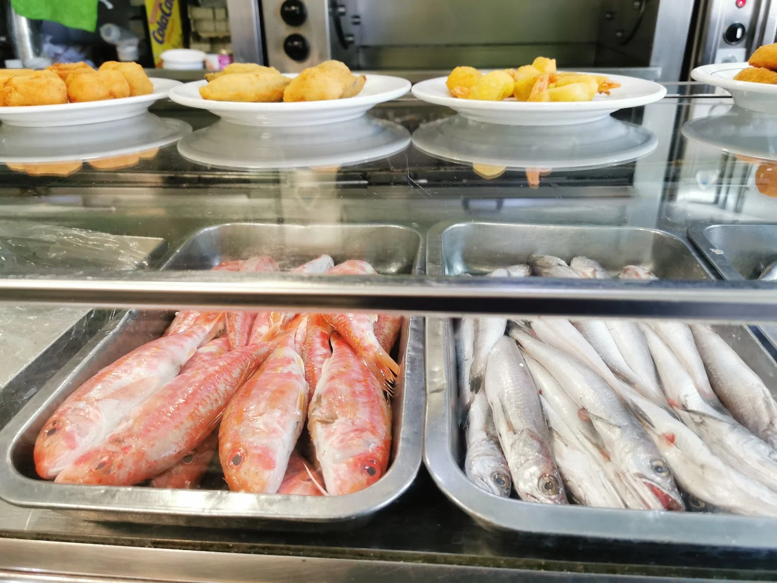 Expositor con el pescado fresco del día