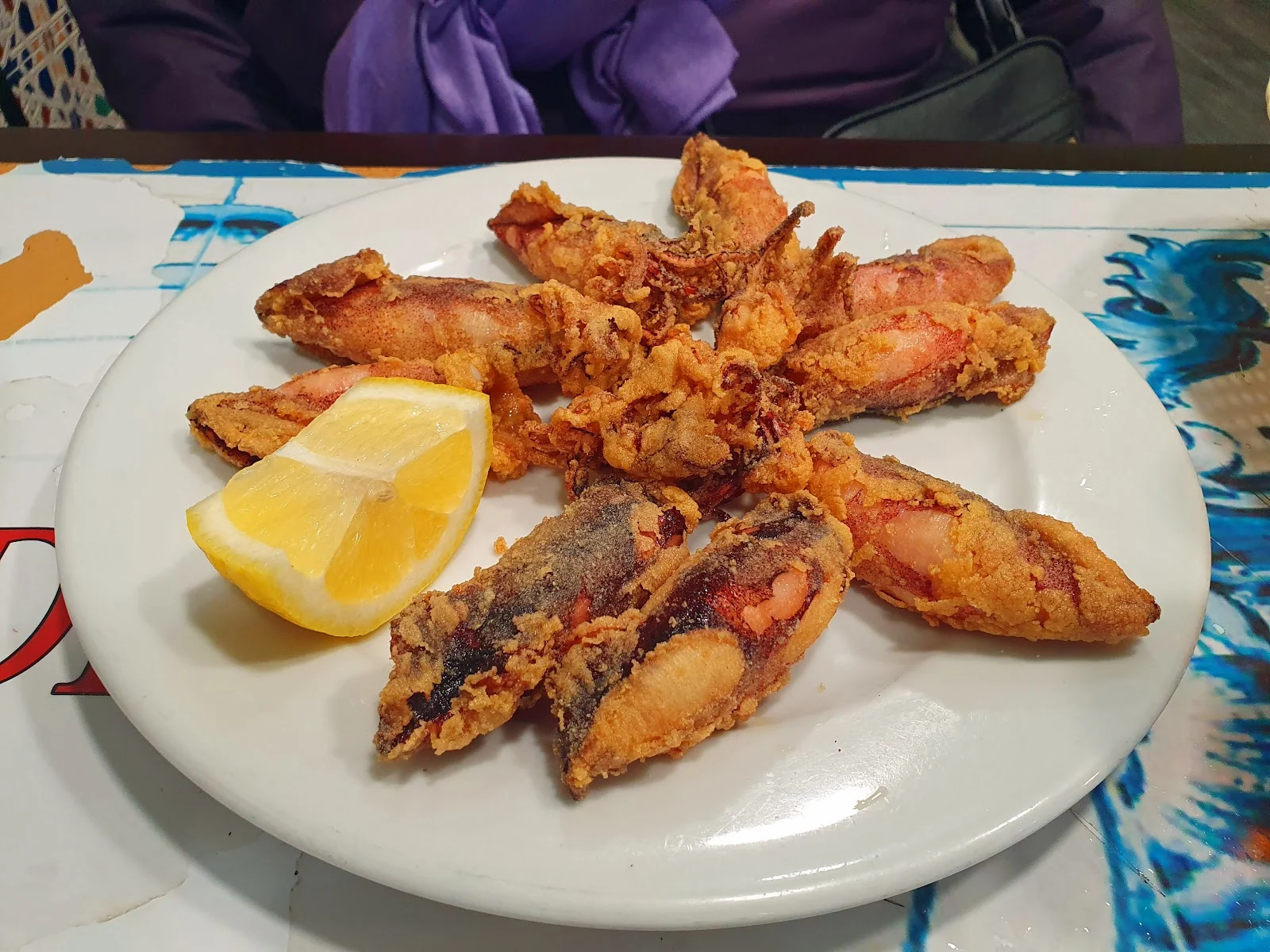 Plato de pescaíto frito con limón