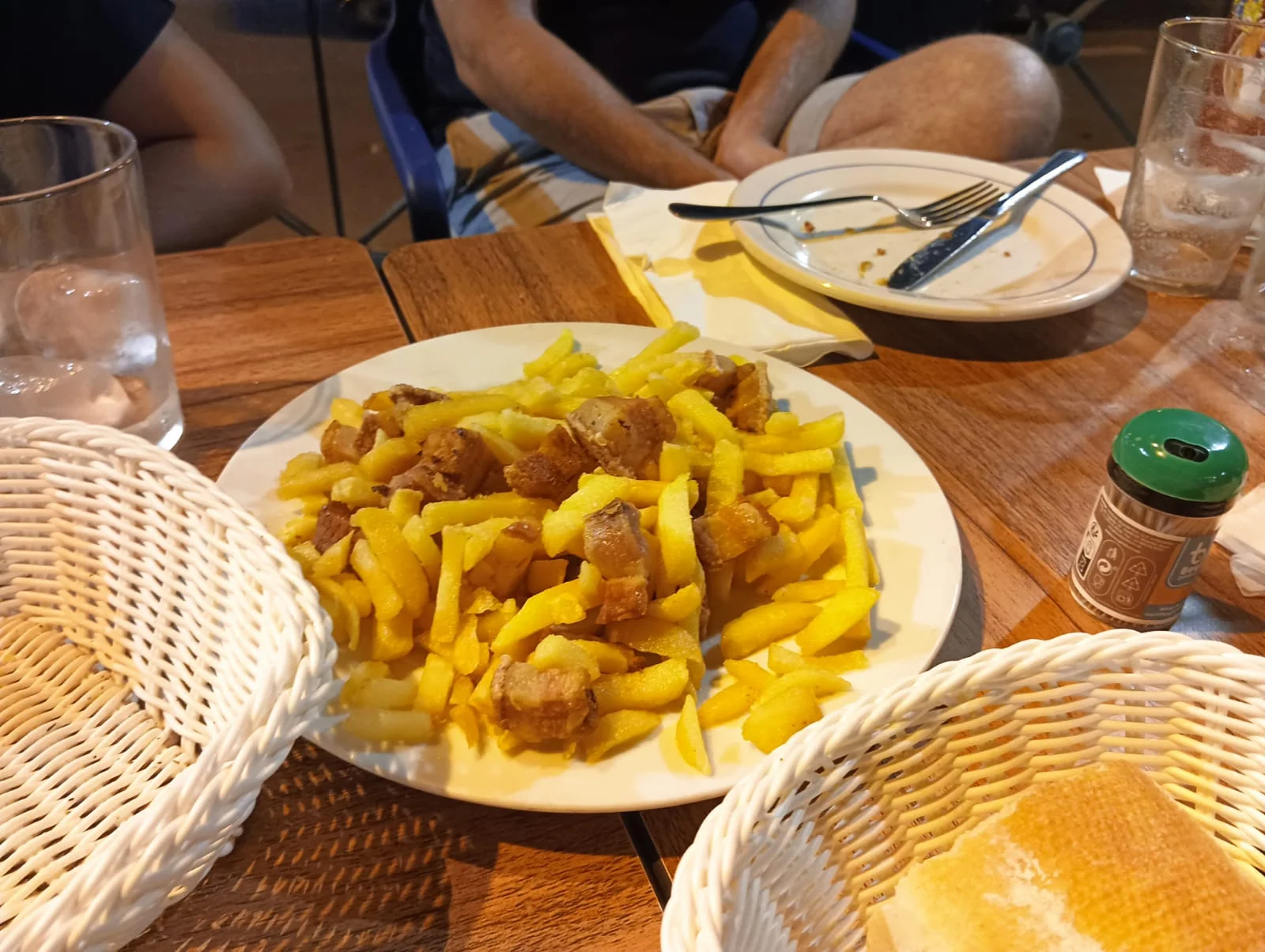 Pollo asado con patatas fritas