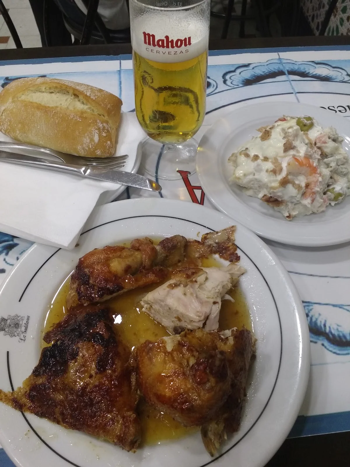 Pollo asado entero recién salido del asador