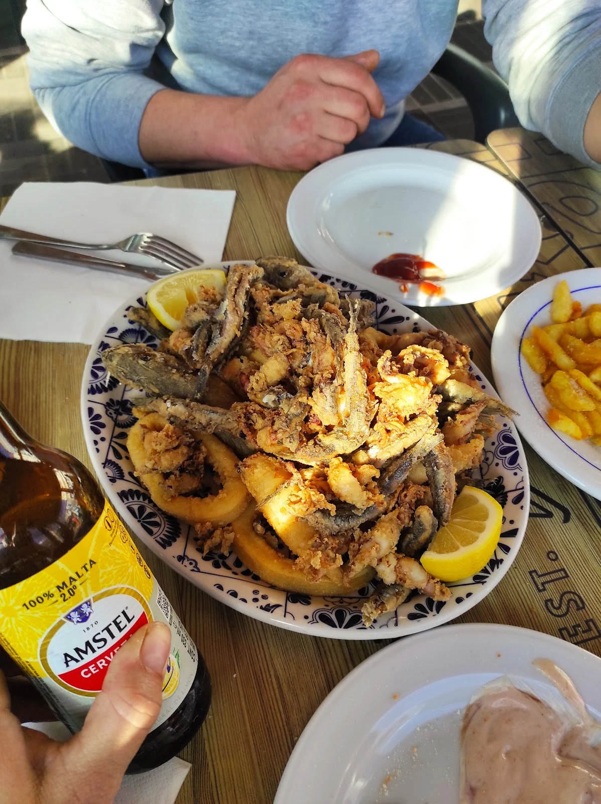 Alitas de pollo fritas con patatas